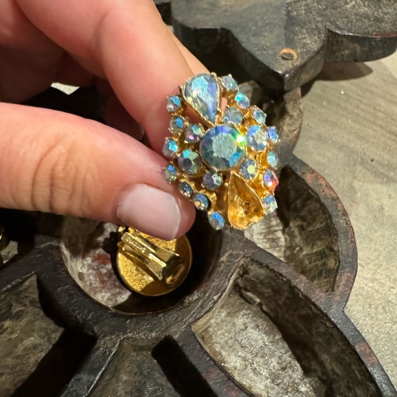 Vintage gold tone Aurora Borealis adjustable size ring - Picture 5 of 15